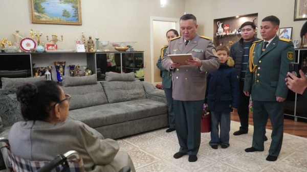 Военные в Алматы поздравили Бибигуль Тулегенову с днем рождения