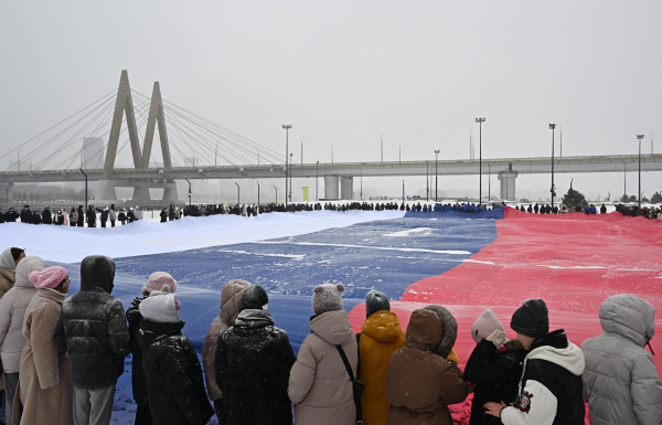 Огромный флаг России развернули в Казани в честь Дня Конституции