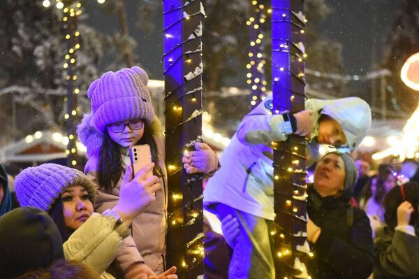 В Алматы зажгли главную новогоднюю елку