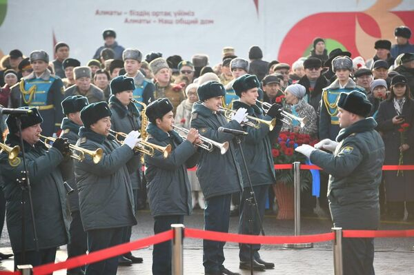 К Монументу Независимости торжественно возложили цветы в Алматы 