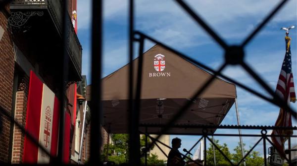 Стрельба в университете Брауна в США: убийца на свободе, одним из погибших оказался студент из Узбекистана
Стрельба в университете Брауна в США: убийца на свободе, одним из погибших оказался студент из Узбекистана