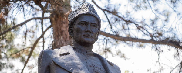 Память легендарного Бауыржана Момышулы почтили в Астане 