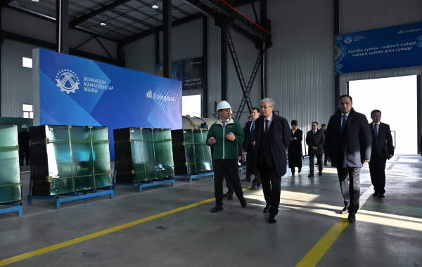 Инвестиции и новые рабочие места: Токаев посетил завод Dala Glass