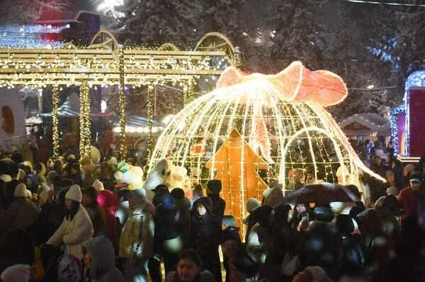 В Алматы зажгли главную новогоднюю елку