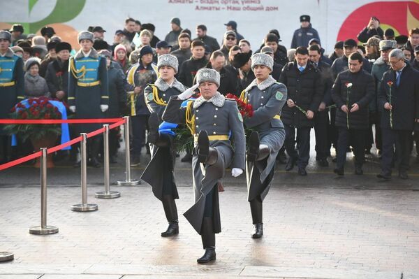 К Монументу Независимости торжественно возложили цветы в Алматы 