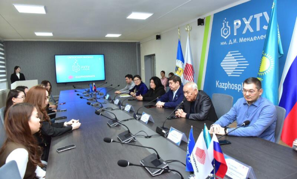 В Таразе вручены первые двойные дипломы выпускникам совместной программы РХТУ и Университета Дулати