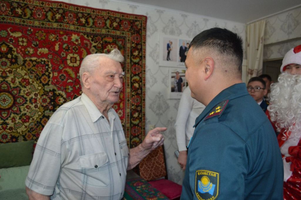 Военнослужащие РгК &laquo;Батыс&raquo; НГ РК поздравили ветерана ВОВ с Новым годом