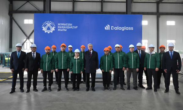 Инвестиции и новые рабочие места: Токаев посетил завод Dala Glass