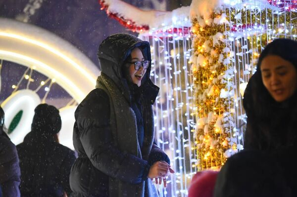 В Алматы зажгли главную новогоднюю елку