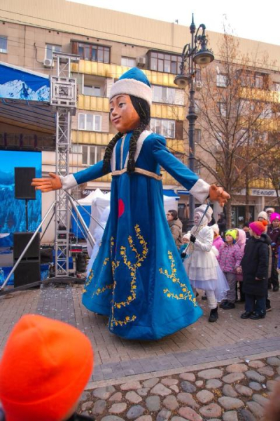 Театр под открытым небом и экоёлки: в Алматы прошёл новогодний фестиваль Театр под открытым небом и экоёлки: в Алматы прошёл новогодний фестиваль