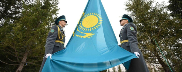 К Монументу Независимости торжественно возложили цветы в Алматы 