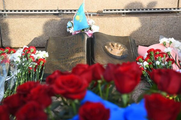 К Монументу Независимости торжественно возложили цветы в Алматы 