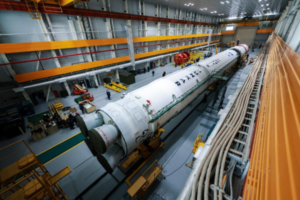 
Ракета "Союз 5/Сункар" проходит финальные проверки перед запуском с комплекса "Байтерек"
