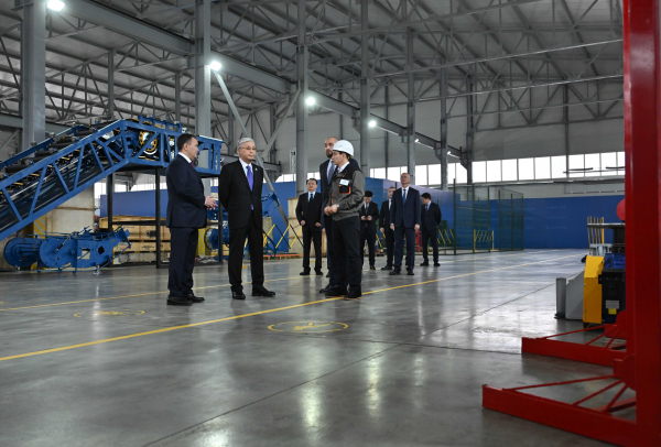 Токаев отметил роль завода Tausogar в развитии инфраструктуры Казахстана