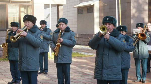 Военные в Алматы поздравили Бибигуль Тулегенову с днем рождения