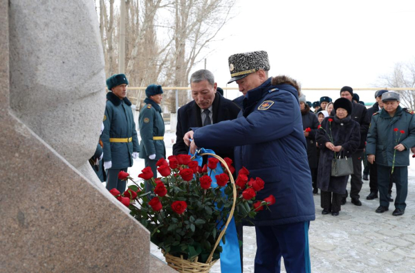 В поселке Бауыржана Момышулы увековечили память легендарного полководца