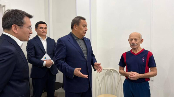 Аким области посетил центр активного долголетия города Степногорска Аким области посетил центр активного долголетия города Степногорска