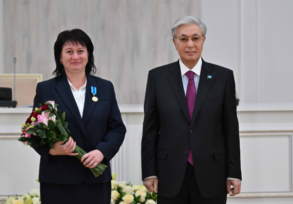 Токаев вручил государственные награды труженикам Жамбылской области