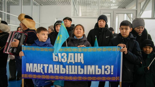 Восточноказахстанцы встретили победителя чемпионата мира в аэропорту Восточноказахстанцы встретили победителя чемпионата мира в аэропорту