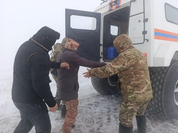 
Вывозили на вездеходе: трёх человек спасли с заснеженной трассы в Костанайской области
