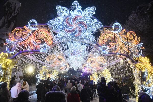 В Алматы зажгли главную новогоднюю елку