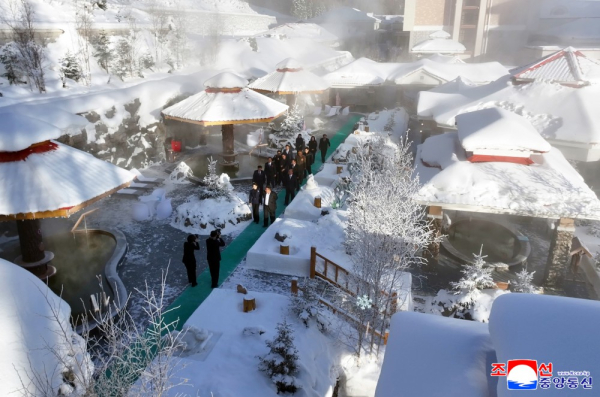 
Ким Чен Ын с дочерью открыл новые роскошные туристические отели у границы с Китаем
