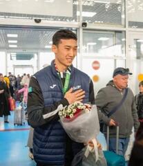 Восточноказахстанцы встретили победителя чемпионата мира в аэропорту Восточноказахстанцы встретили победителя чемпионата мира в аэропорту
