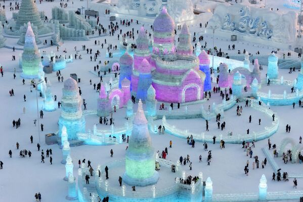 Самый большой снеговик в Азии и другие эффектные фото ледового парка в Харбине 