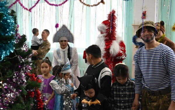 Новогодний праздник для детей военных объединил семьи Конаевского гарнизона
