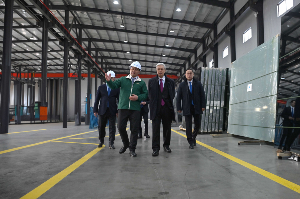 Инвестиции и новые рабочие места: Токаев посетил завод Dala Glass