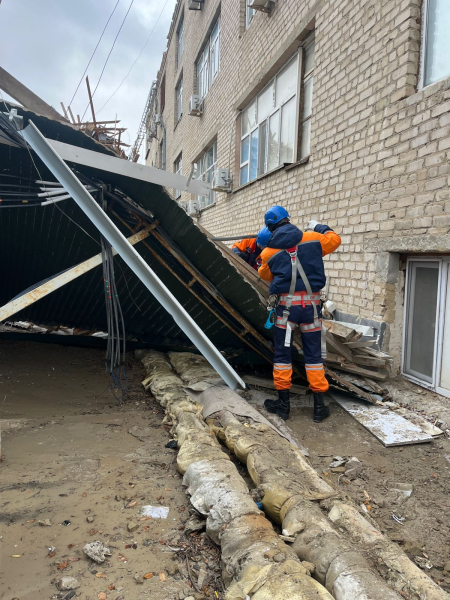 Поликлиника без крыши, повреждённые машины и упавшие ёлки: стихия продолжает бушевать в Атырауской области
Поликлиника без крыши, повреждённые машины и упавшие ёлки: стихия продолжает бушевать в Атырауской области