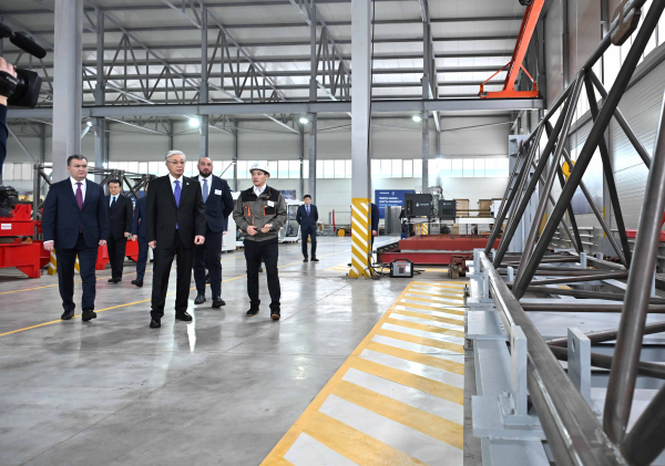 Токаев отметил роль завода Tausogar в развитии инфраструктуры Казахстана