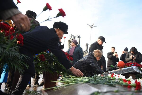 К Монументу Независимости торжественно возложили цветы в Алматы 