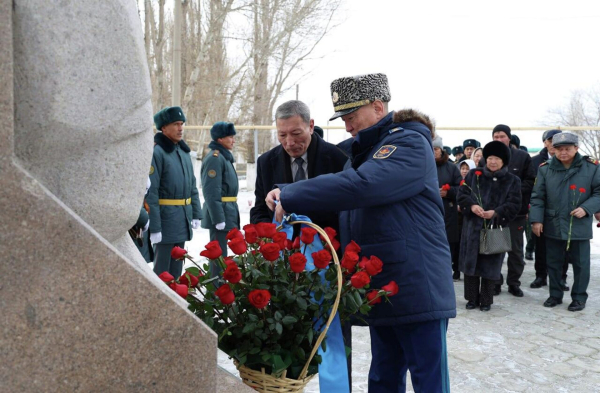 Мемориальную доску в честь 115-летия Бауыржана Момышулы открыли в Жамбылской области