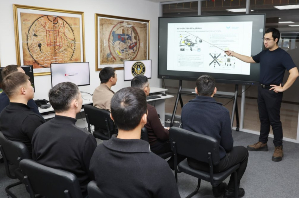 Спецподразделение «Бүркіт» Национальной гвардии осваивает FPV-дроны Спецподразделение «Бүркіт» Национальной гвардии осваивает FPV-дроны