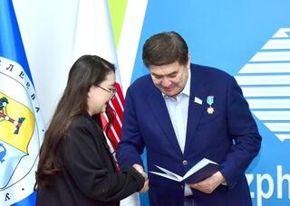 В Таразе вручены первые двойные дипломы выпускникам совместной программы РХТУ и Университета Дулати