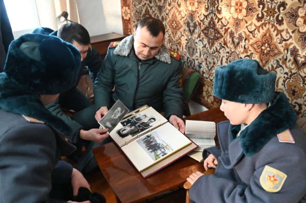 В Караганде военные поздравили ветерана войны с вековым юбилеем В Караганде военные поздравили ветерана войны с вековым юбилеем