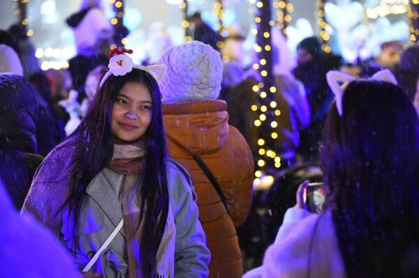 В Алматы зажгли главную новогоднюю елку