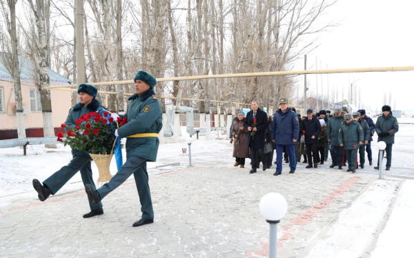 В поселке Бауыржана Момышулы увековечили память легендарного полководца