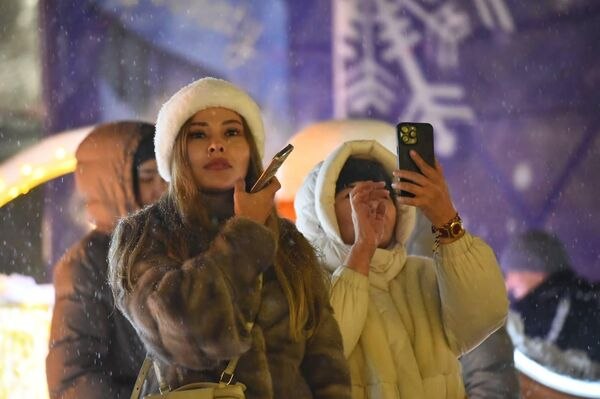 В Алматы зажгли главную новогоднюю елку