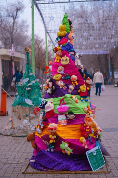 Театр под открытым небом и экоёлки: в Алматы прошёл новогодний фестиваль Театр под открытым небом и экоёлки: в Алматы прошёл новогодний фестиваль