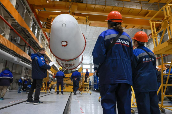 
Ракета "Союз 5/Сункар" проходит финальные проверки перед запуском с комплекса "Байтерек"
