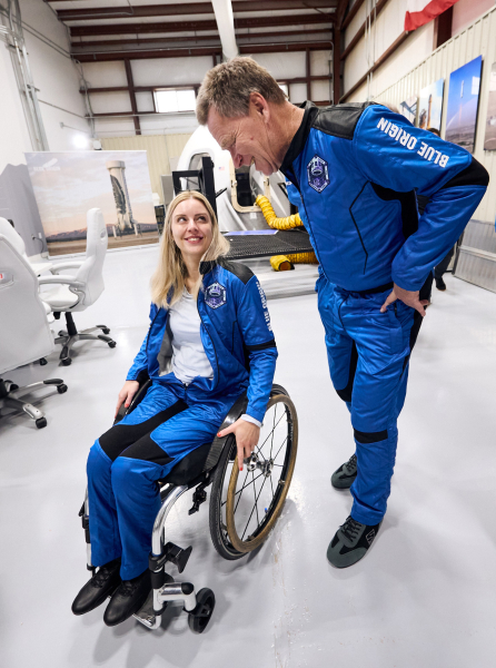 
Женщина в инвалидном кресле впервые побывала в космосе
