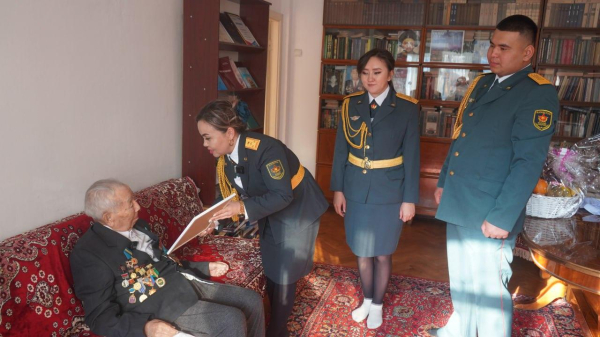 В Алматы военнослужащие поздравили фронтовика с днем рождения