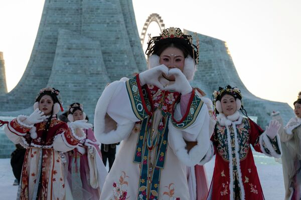 Самый большой снеговик в Азии и другие эффектные фото ледового парка в Харбине 