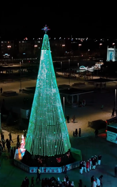 
Сияние зимы: как выглядят главные новогодние ёлки в городах Казахстана
