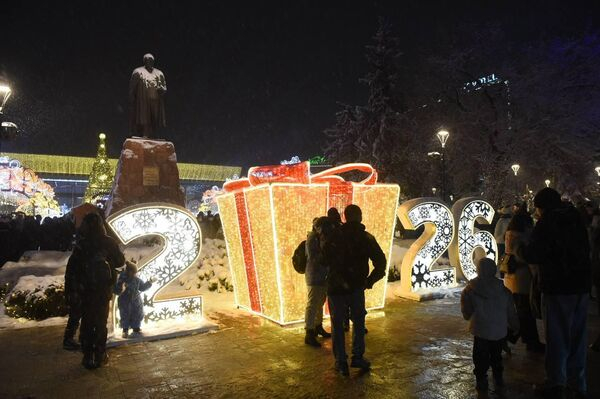 В Алматы зажгли главную новогоднюю елку
