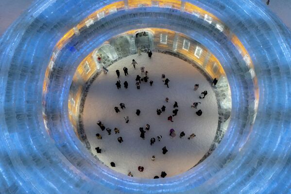 Самый большой снеговик в Азии и другие эффектные фото ледового парка в Харбине 