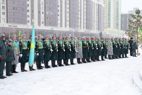 Память легендарного Бауыржана Момышулы почтили в Астане 