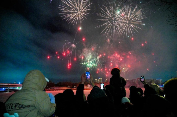 Салютами встретила Астана новый 2026 год